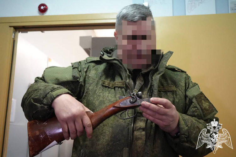 В Подмосковье сотрудники Росгвардии подготовили к передаче в зону СВО порядка 800 единиц оружия для борьбы с дронами (видео)