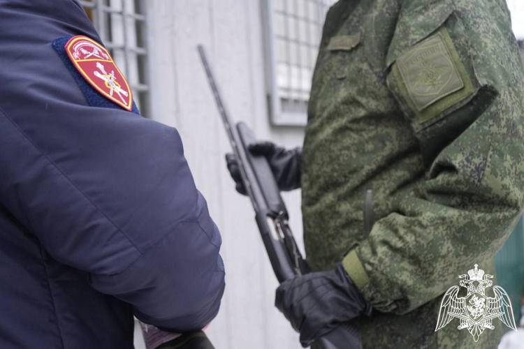 В Подмосковье сотрудники Росгвардии подготовили к передаче в зону СВО порядка 800 единиц оружия для борьбы с дронами (видео)