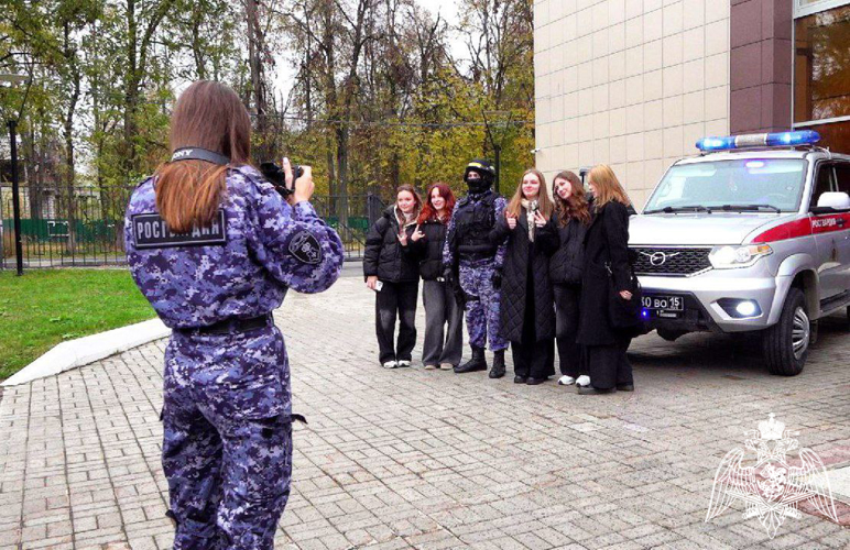 Сотрудники подразделений Росгвардии по взаимодействию со СМИ отмечают свой профессиональный праздник