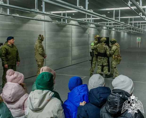 В Подмосковье сотрудники СОБР Росгвардии провели для школьников предновогоднее путешествие - экскурсию по отряду спецподразделения (видео)