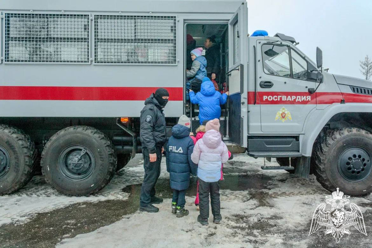 В Подмосковье сотрудники СОБР Росгвардии провели для школьников предновогоднее путешествие - экскурсию по отряду спецподразделения (видео)