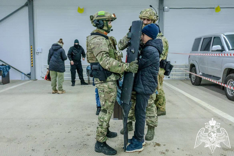 В Подмосковье сотрудники СОБР Росгвардии провели для школьников предновогоднее путешествие - экскурсию по отряду спецподразделения (видео)