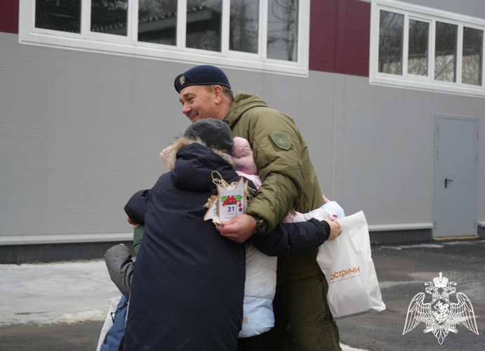 В Подмосковье сотрудники СОБР Росгвардии провели для школьников предновогоднее путешествие - экскурсию по отряду спецподразделения (видео)