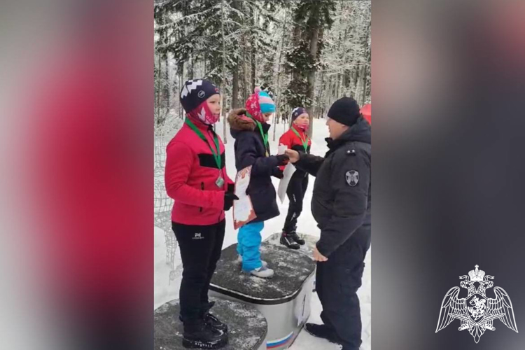 Сотрудники ОМОН "Пересвет" подмосковного главка Росгвардии поздравили победителей и призеров юношеских соревнований по лыжным гонкам