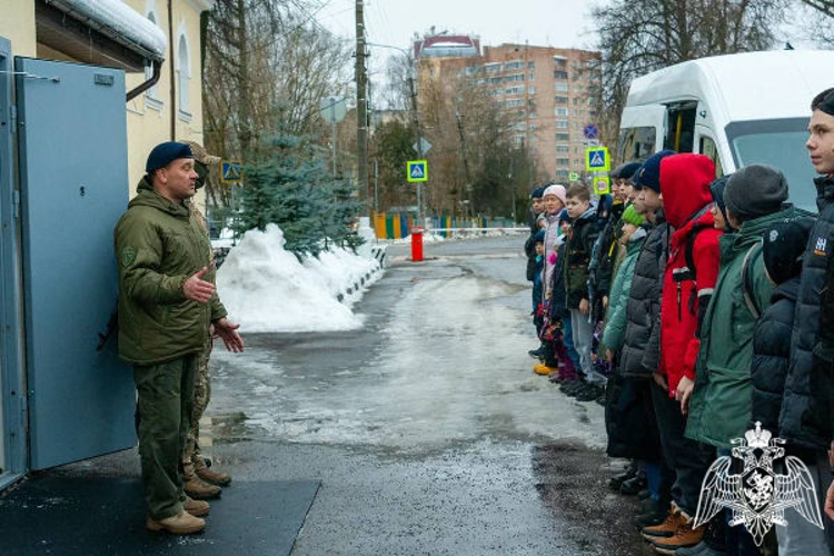 В Подмосковье сотрудники СОБР Росгвардии провели для школьников предновогоднее путешествие - экскурсию по отряду спецподразделения (видео)
