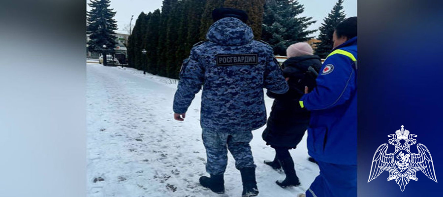 В Подмосковье сотрудники Росгвардии оказали первую помощь женщине, почувствовавшей себя плохо 