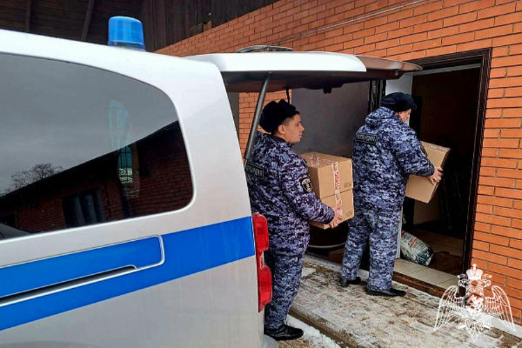 В Ногинске сотрудники Росгвардии приняли участие в сборе гуманитарной помощи для юных жителей ЛНР