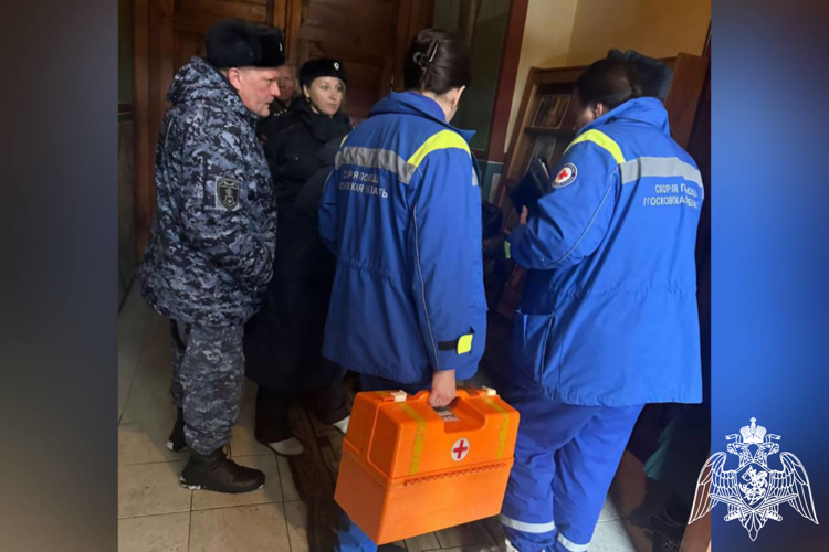 В Подмосковье сотрудники Росгвардии оказали первую помощь женщине, почувствовавшей себя плохо