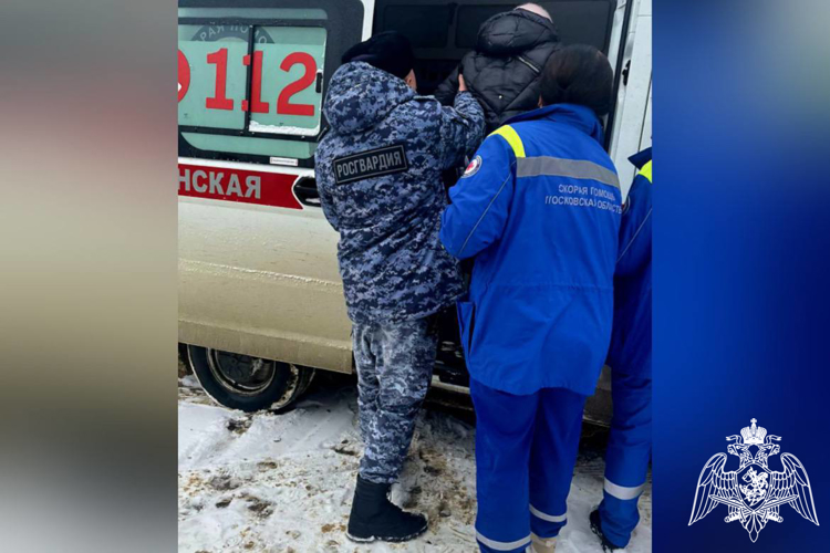 В Подмосковье сотрудники Росгвардии оказали первую помощь женщине, почувствовавшей себя плохо