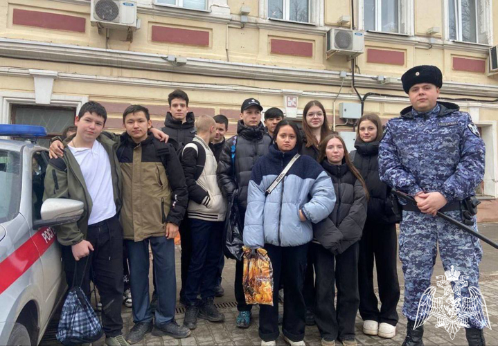 В Подмосковье сотрудники Росгвардии провели ряд профориентационных занятий для ребят