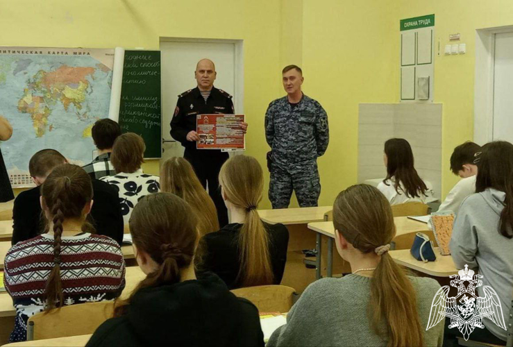 В Подмосковье сотрудники Росгвардии провели ряд профориентационных занятий для ребят