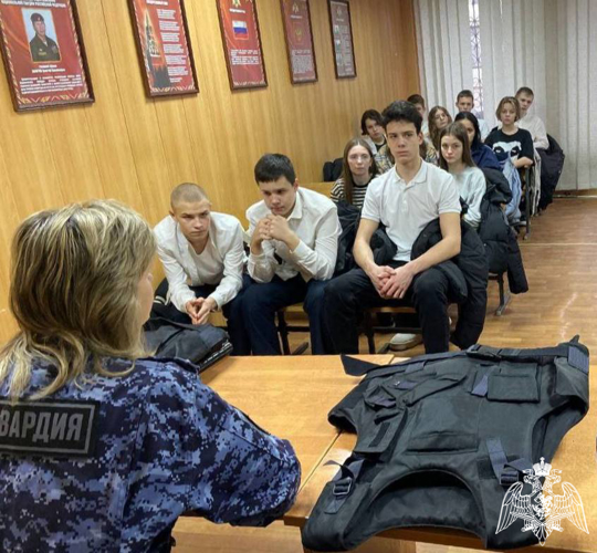 В Подмосковье сотрудники Росгвардии провели ряд профориентационных занятий для ребят  