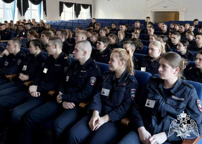 Сотрудники СОБР Росгвардии Подмосковья провели патриотическое занятие для студентов университета МВД России имени В.Я. Кикотя