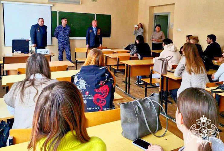 В преддверии Дня защитника Отечества подмосковные росгвардейцы продолжают проводить тематические мероприятия для юных жителей региона