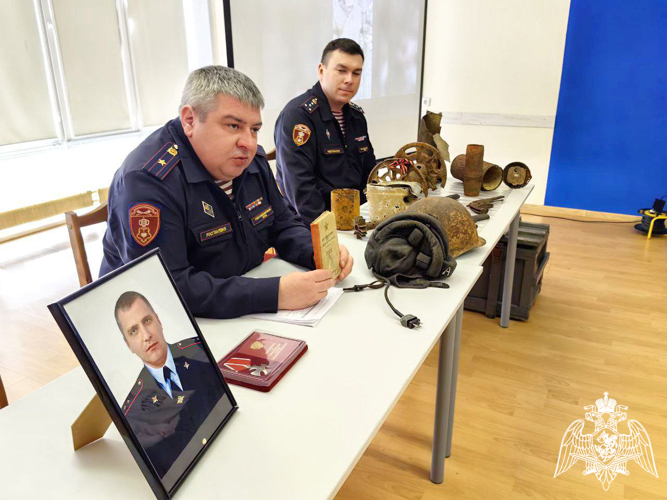 Подмосковные росгвардейцы провели для ребят выставку экспонатов времен Великой Отечественной войны из музейной коллекции подразделения