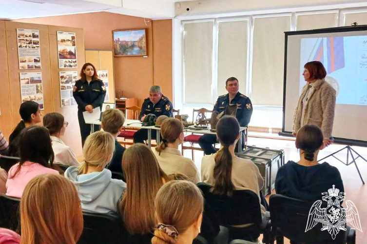 Подмосковные росгвардейцы провели для ребят выставку экспонатов времен Великой Отечественной войны из музейной коллекции подразделения