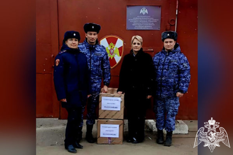 Подмосковные росгвардейцы приняли участие в сборе гуманитарной помощи для юных жителей ЛНР