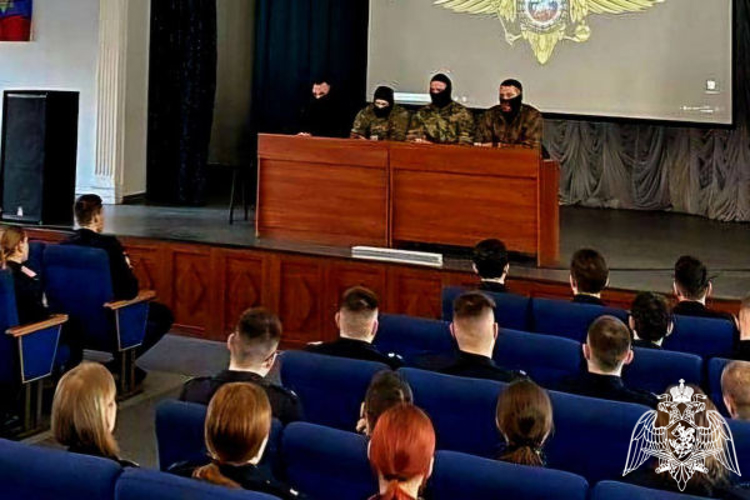 Сотрудники СОБР Росгвардии Подмосковья провели патриотическое занятие для студентов университета МВД России имени В.Я. Кикотя