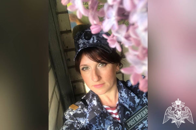 Сотрудница Росгвардии Подмосковья рассказала о своем удивительном увлечении росписью по ткани и посуде