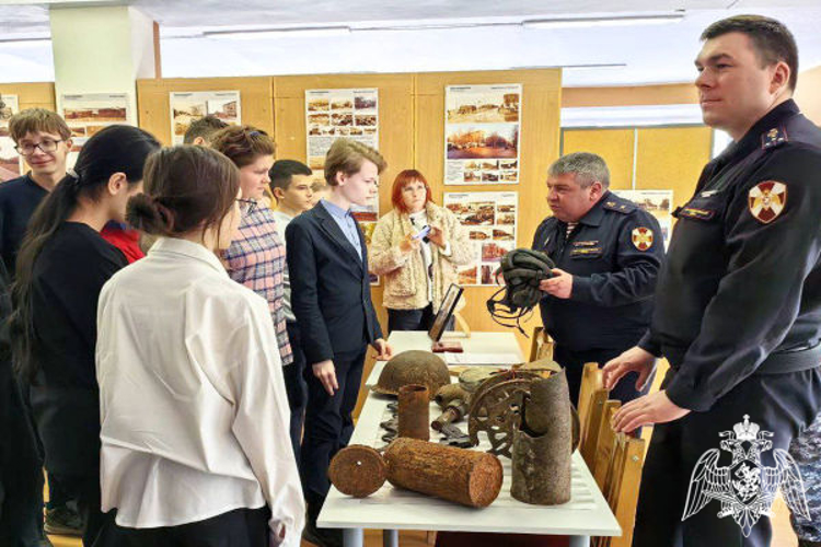 Подмосковные росгвардейцы провели для ребят выставку экспонатов времен Великой Отечественной войны из музейной коллекции подразделения