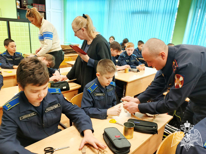 В Подольске кадеты подшефного «Гвардейского класса» Росгвардии изготовили окопные свечи для бойцов, находящихся в зоне СВО
