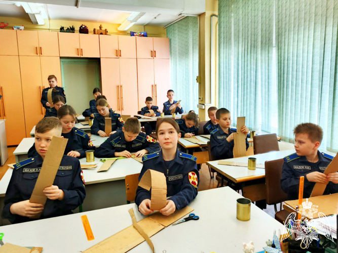 В Подольске кадеты подшефного «Гвардейского класса» Росгвардии изготовили окопные свечи для бойцов, находящихся в зоне СВО