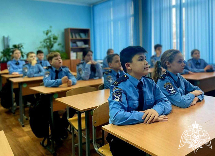 В преддверии Международного женского дня кадеты шатурского "Гвардейского класса" подготовили праздничные открытки для своих матерей