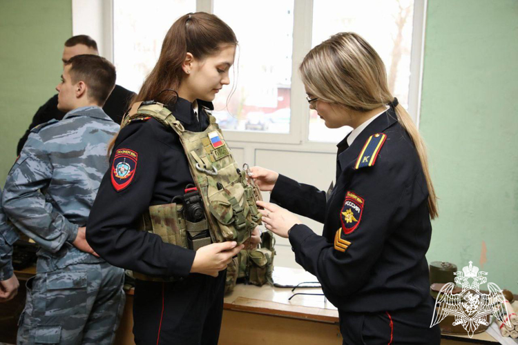 Сотрудники ОМОН "Пересвет" Росгвардии провели встречу с курсантами "Гвардейской смены, участвующими в Чемпионате "Профессионалы"
