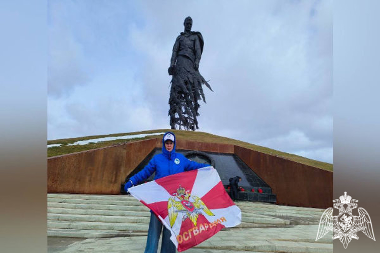 Сотрудница подмосковного главка Росгвардии приняла участие в патриотической акции, приуроченной к старту Всероссийского онлайн-квеста «Вечные звезды»