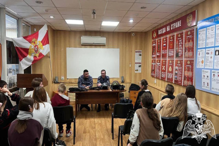 Сотрудники подмосковного главка Росгвардии провели акцию «День открытых дверей» для школьников