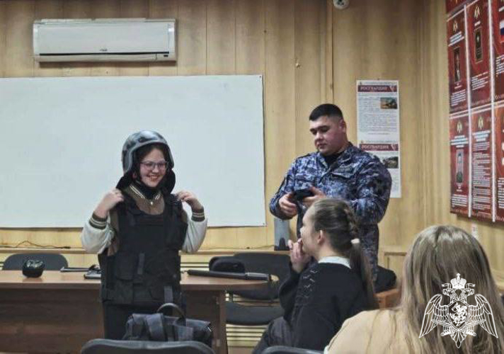 Сотрудники подмосковного главка Росгвардии провели акцию «День открытых дверей» для школьников