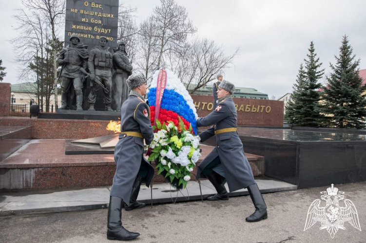 В Подмосковье состоялась церемония возложения цветов к памятнику воинам правопорядка, погибшим при исполнении воинского и служебного долга (видео)