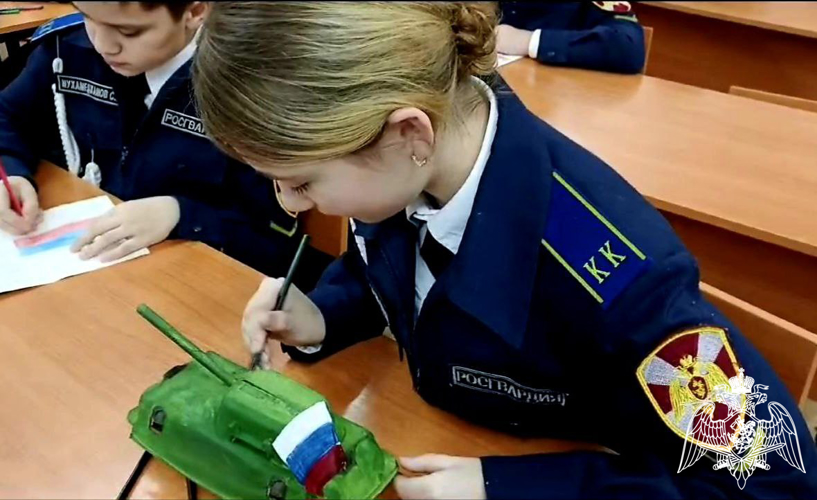 Накануне Дня защитника Отечества кадеты подольского «Гвардейского класса» подготовили поздравительные рисунки для участников СВО