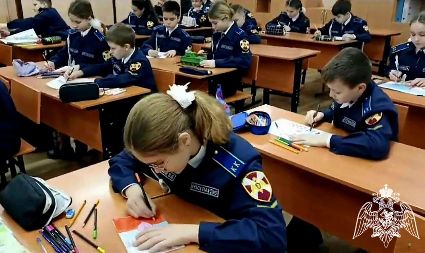 Накануне Дня защитника Отечества кадеты подольского «Гвардейского класса» подготовили поздравительные рисунки для участников СВО