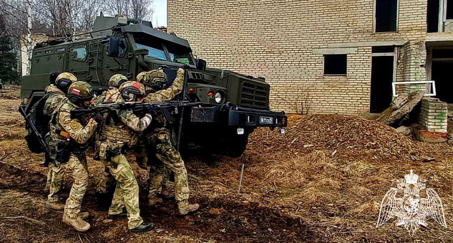 отрудники СОБР «Булат» подмосковного главка Росгвардии провели комплексную тактико-специальную тренировку