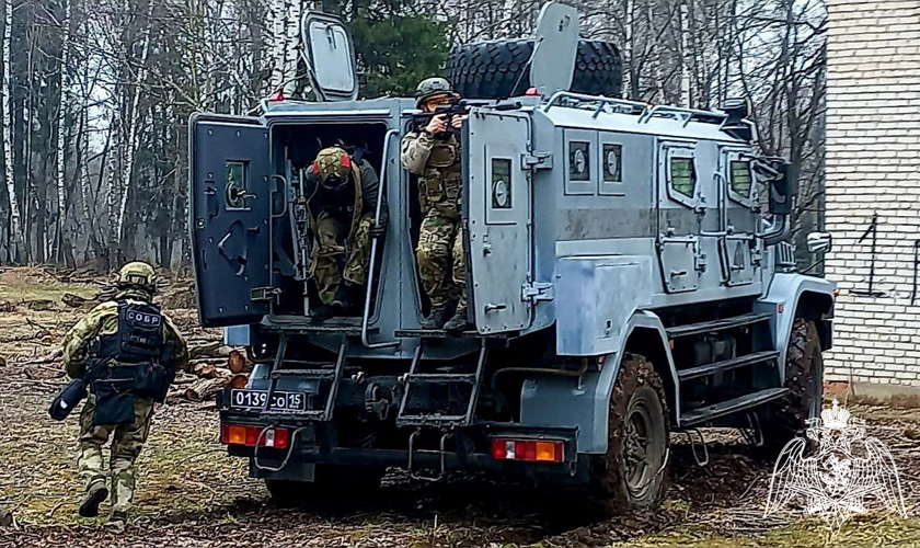 отрудники СОБР «Булат» подмосковного главка Росгвардии провели комплексную тактико-специальную тренировку