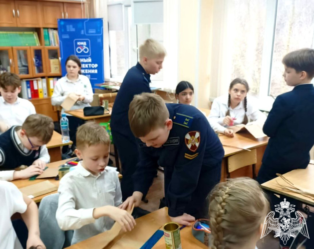 Подольские кадеты «Гвардейского класса» провели для школьников мастер-класс по изготовлению окопных свечей