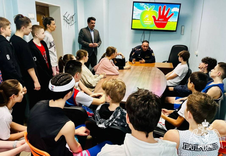 Подмосковные росгвардейцы провели патриотические занятия для школьников в преддверии своего профессионального праздника