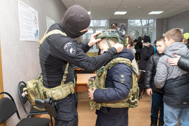 Кадеты шатурского «Гвардейского класса» побывали на экскурсии по территории ОМОН «Пересвет» Росгвардии (видео)