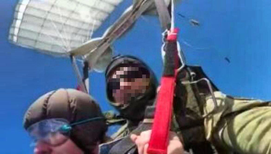 В Подмосковье офицер СОБР Росгвардии, профессионально занимающийся парашютным спортом, тренирует молодых покорителей небес