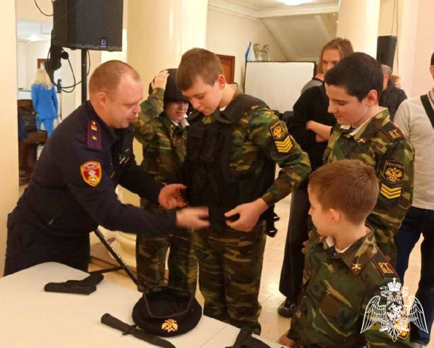 В преддверии Дня защитника Отечества подмосковные росгвардейцы провели тематические мероприятия для школьников