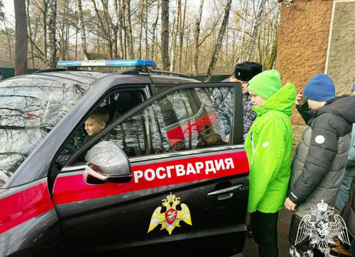 В преддверии Дня защитника Отечества подмосковные росгвардейцы провели тематические мероприятия для школьников