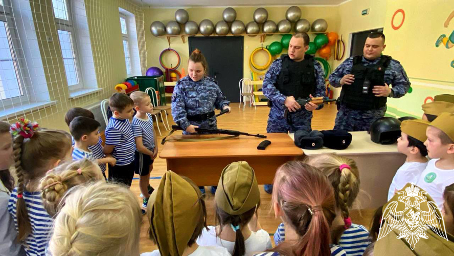 В Подмосковье росгвардейцы провели для ребят праздничные мероприятия, приуроченные ко Дню защитника Отечества (видео)