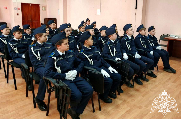 В Подольске сотрудники Росгвардии встретились с кадетами «Гвардейского класса» (видео)