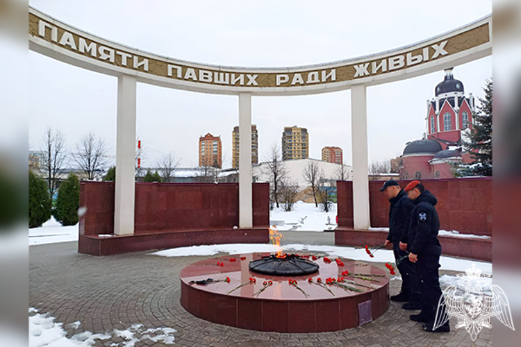 В преддверии Дня Победы сотрудники СОБР «Булат» подмосковного главка Росгвардии почтили память павших героев 
