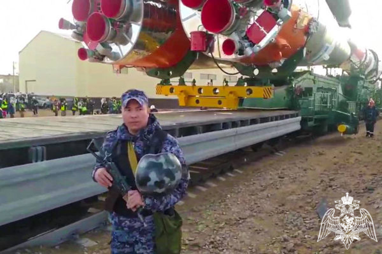 Росгвардейцы обеспечили безопасность транспортировки ракеты-носителя «Союз-2.1а» на космодроме «Байконур» (видео)