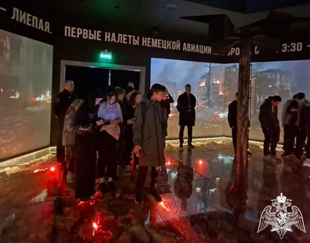 В Подмосковье сотрудники Росгвардии организовали для школьников экскурсию по «Дороге памяти» в парке «Патриот»