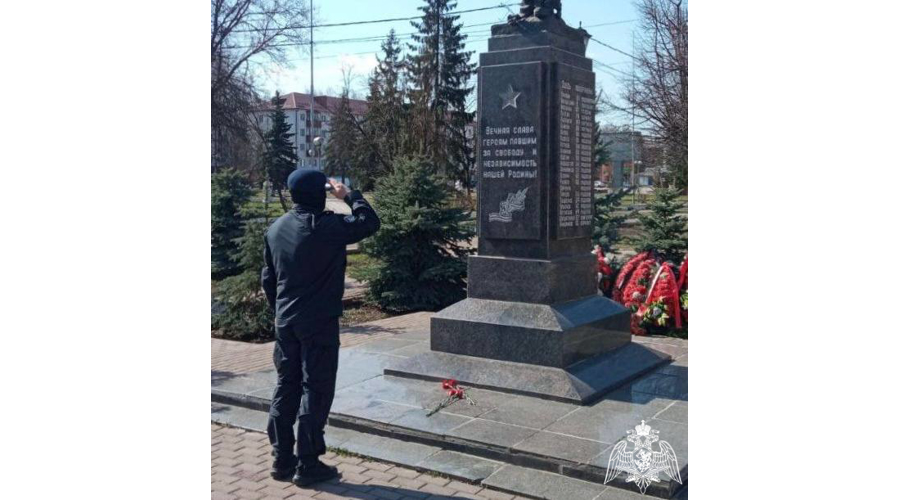 Сотрудники СОБР подмосковного главка Росгвардии приняли участие в акции "Поклонимся"