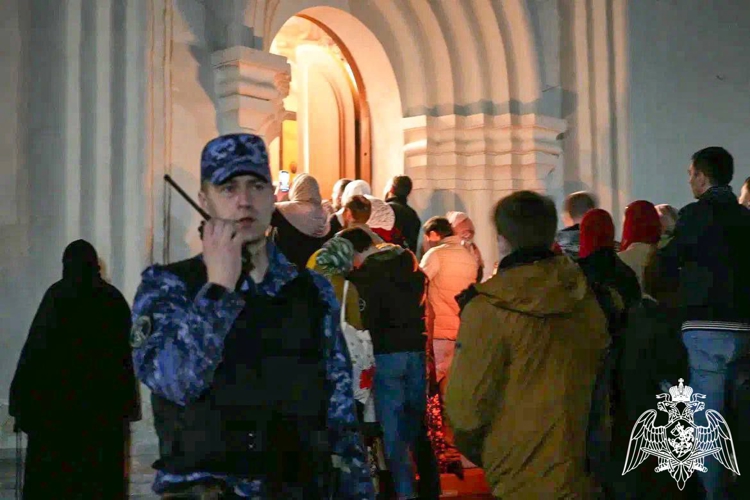 Более 2000 росгвардейцев обеспечили безопасность граждан в период празднования Светлого Христова Воскресения в Подмосковье (Видео)