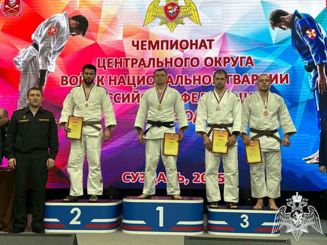 В Международный день спорта сотрудник ОМОН «Русич» подмосковного главка Росгвардии стал героем акции «Знай наших»